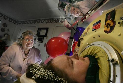 Η Dianne Odell ξαπλωμένη μέσα στον τεράστιο μεταλλικό κύλινδρο που καλύπτει ολόκληρο το σώμα της, εκτός από το κεφάλι