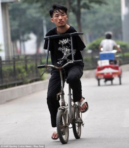 Ο Cao μετακινείται χρησιμοποιώντας ένα προσαρμοσμένο ποδήλατο το οποίο χειρίζεται με τον κορμό του.