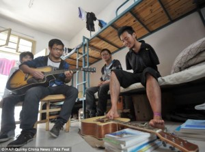 Ο Cao πέρασε το καλοκαίρι του μαθαίνοντας κιθάρα, για να μπορεί να παίζει με τους φίλους του.