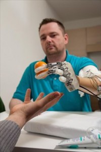 Βιονικό χέρι δίνει στον ασθενή την αίσθηση της αφής!